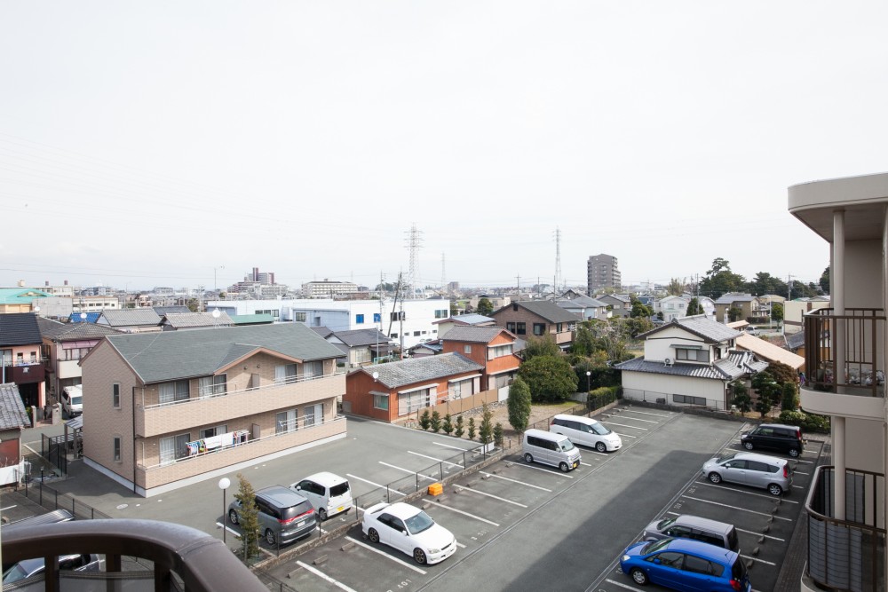 目の前が駐車場なので、視界が広い。