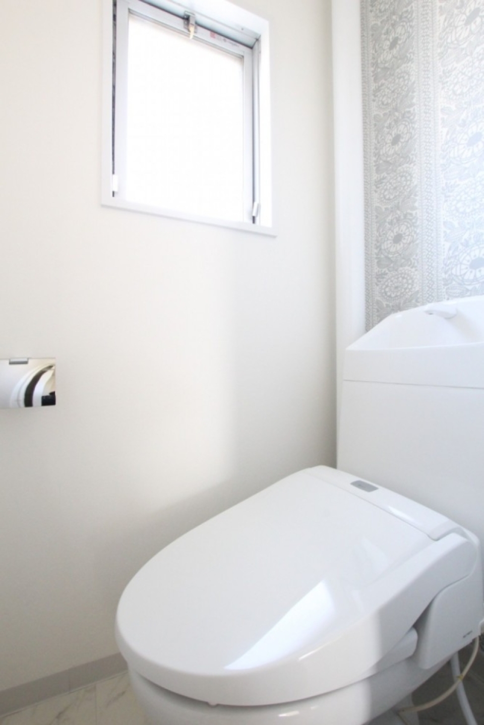 トイレはシャワートイレ付き。