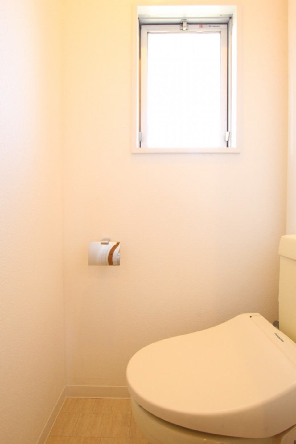 トイレはシャワートイレ付き。