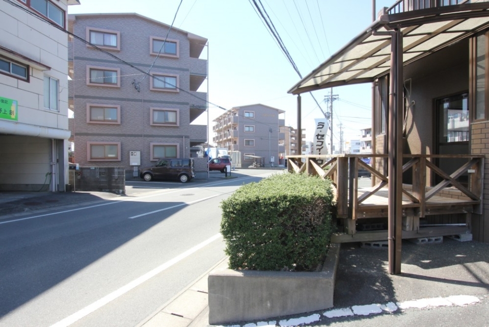 デッキの目の前はすぐ道路