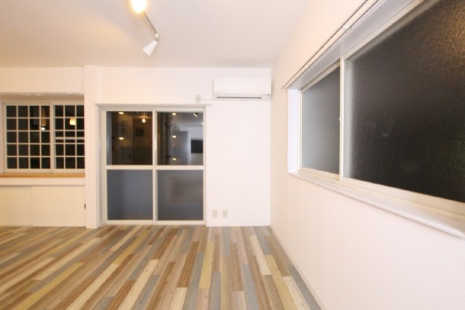 角部屋で日中の採光はさんさんと...。