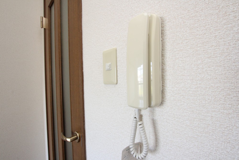 インターフォンは受話器タイプ