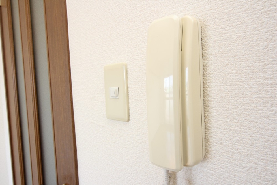 インターフォンは受話器タイプ
