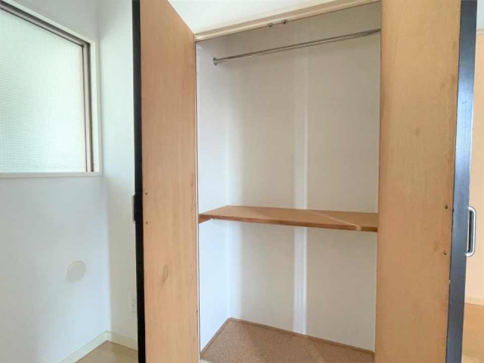 こちらの洋室にも収納ありです！