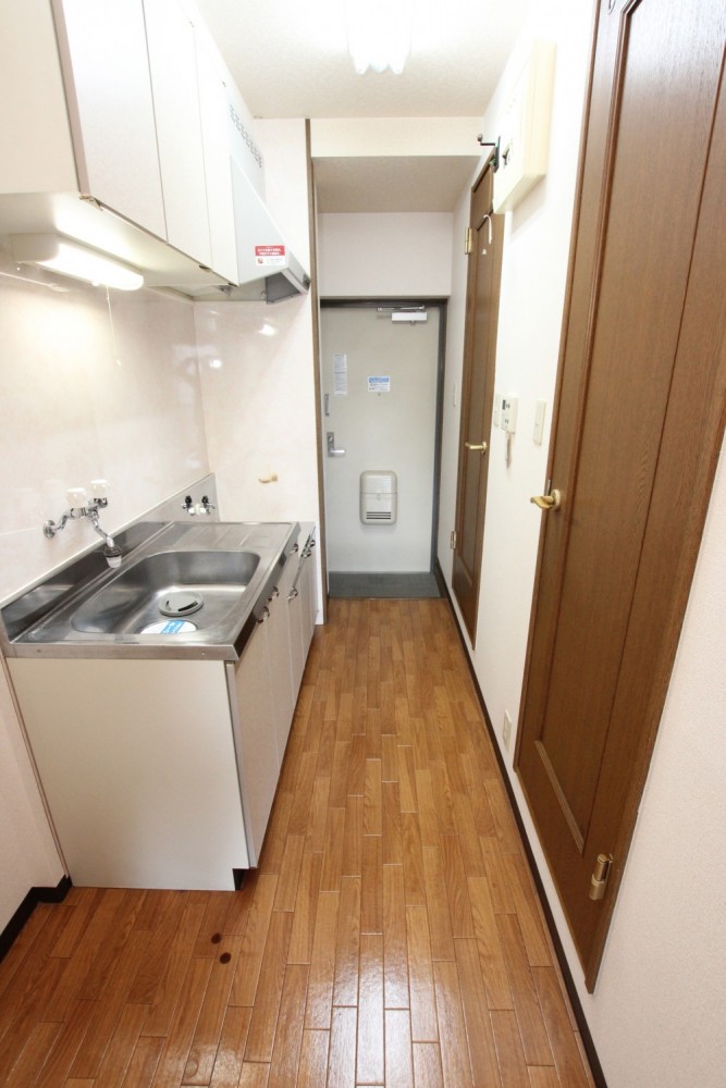 キッチンから廊下にかけてのスペース。広さは3帖あります
