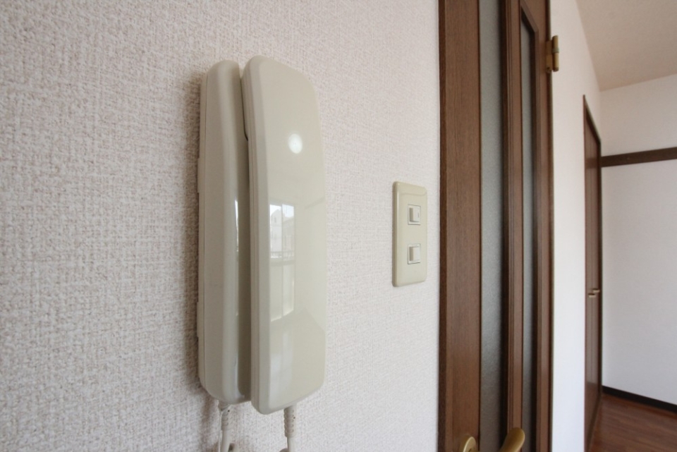 インターフォンは受話器タイプ
