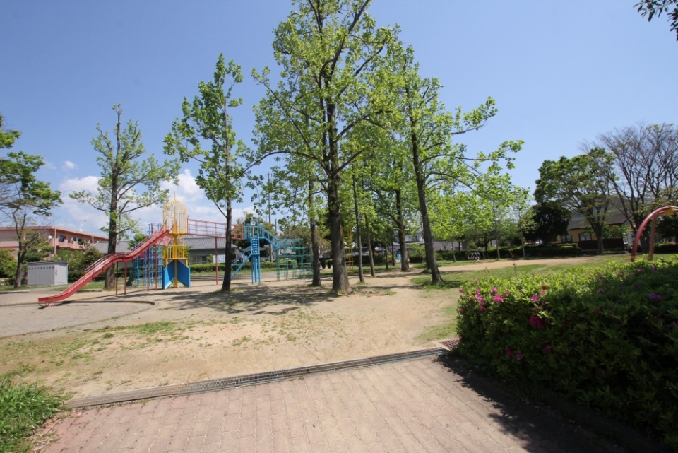 近くにはのんびりできそうな公園が