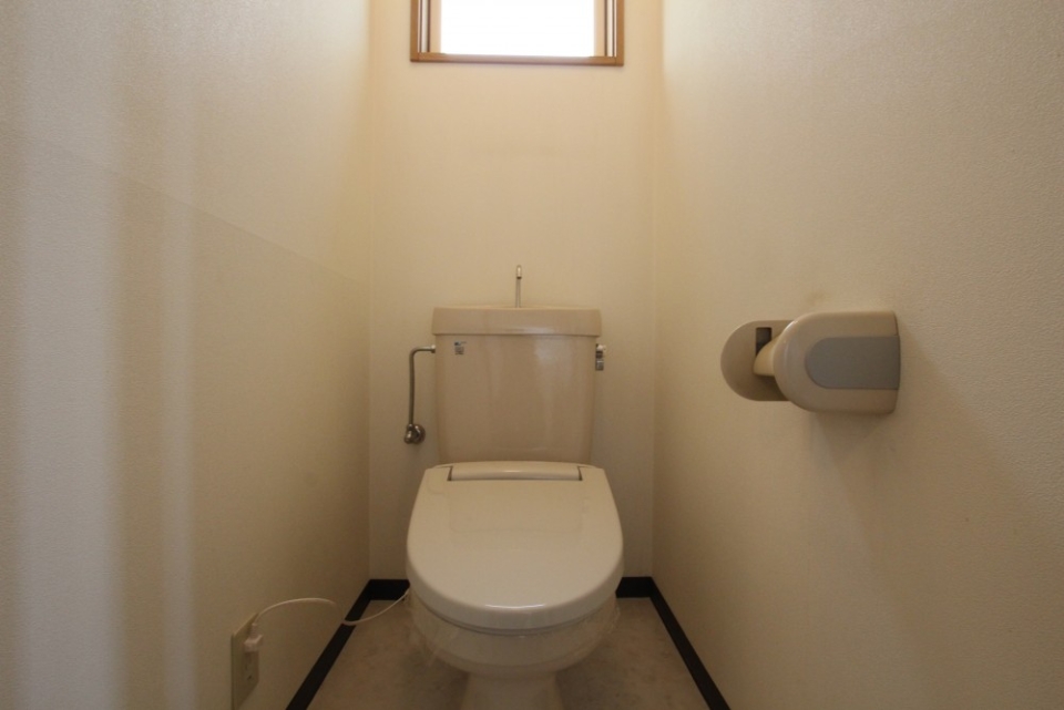 トイレにも窓があり明るいです