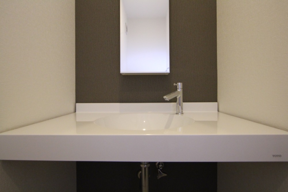 １階トイレ内、手洗い場。