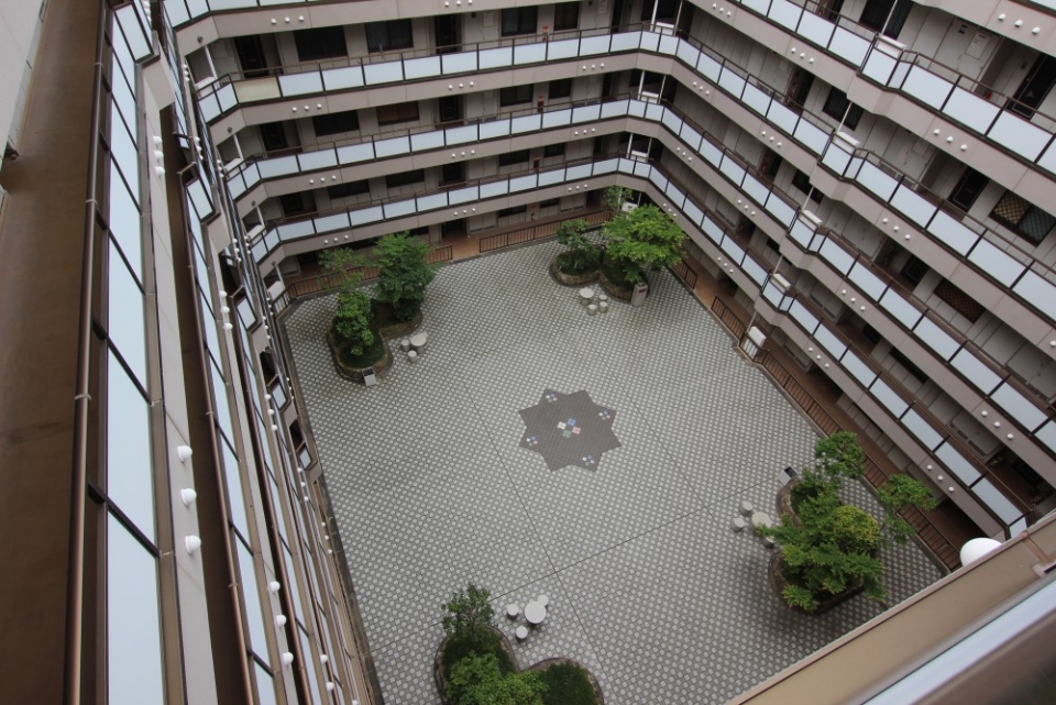 建物中央が吹き抜けになっていて9階に庭園がある。