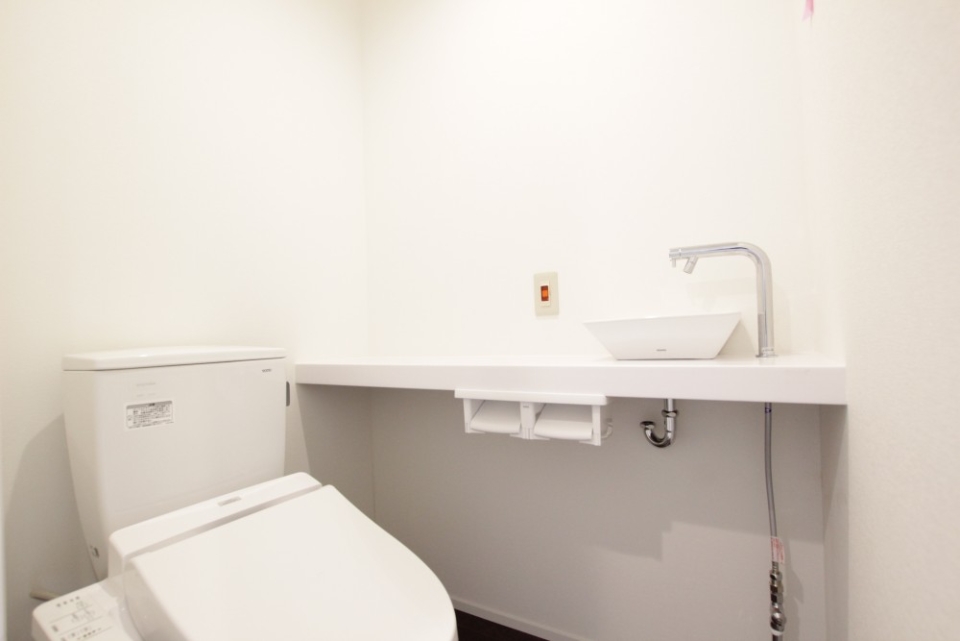 トイレの手洗いもシンプル美。