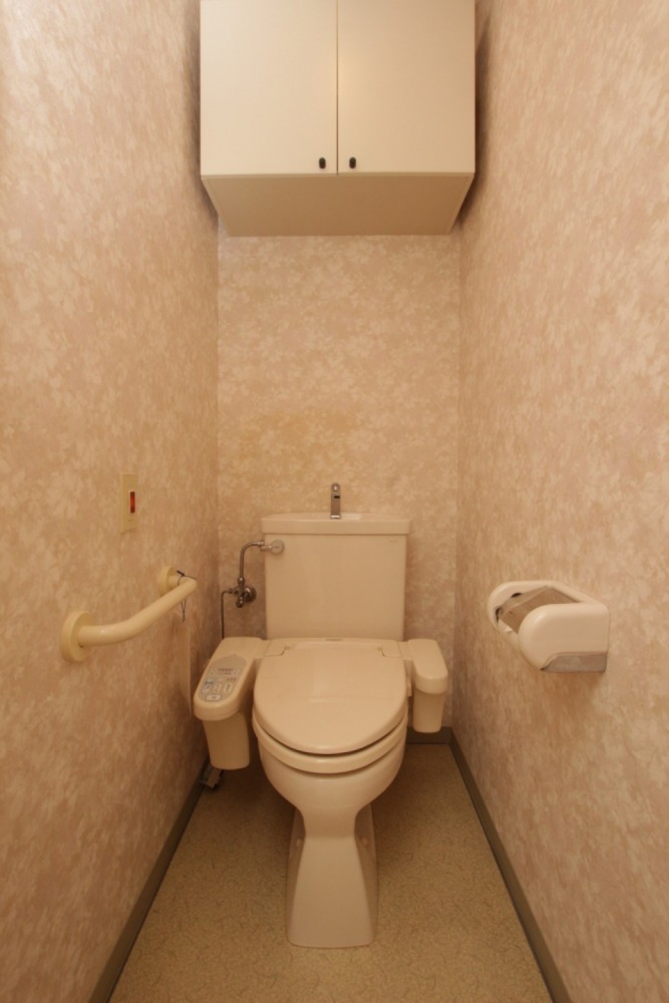 トイレの様子。シャワートイレ。
