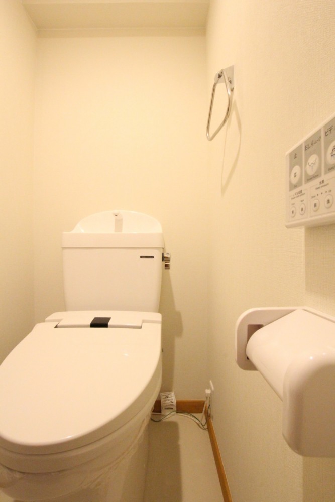 トイレはシャワートイレ付き
