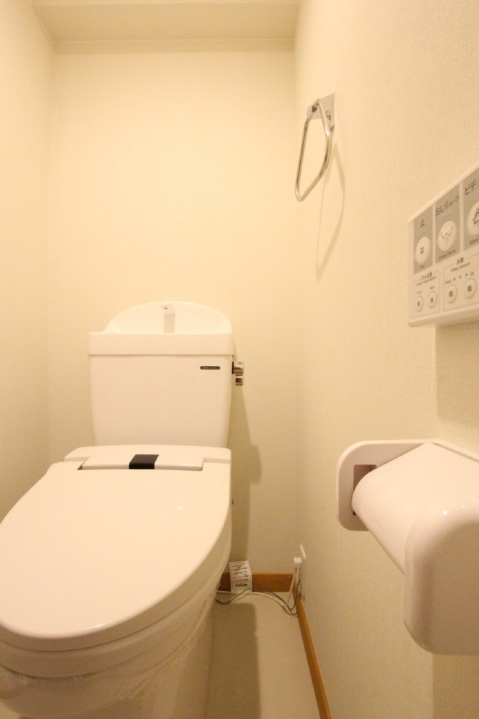 トイレはシャワートイレ付き