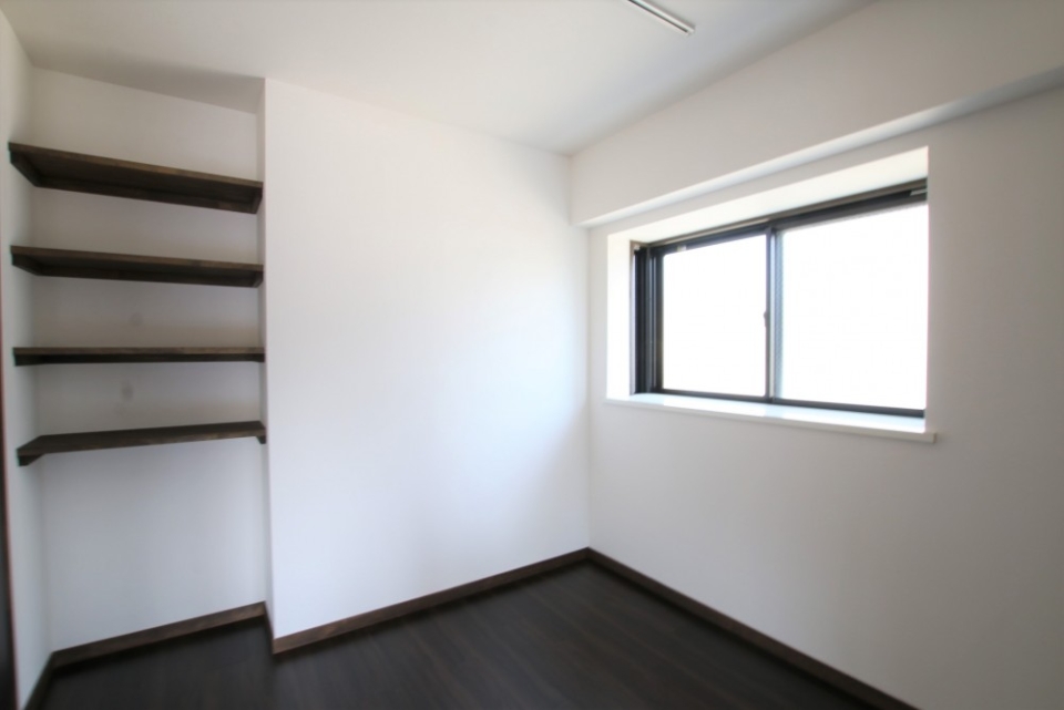 入口すぐの洋室。寝室向き