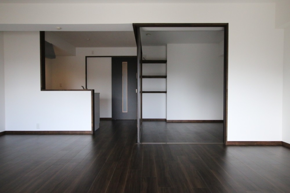 ブラウンの引き戸を締めると部屋のオブジェ的でかっこいい。