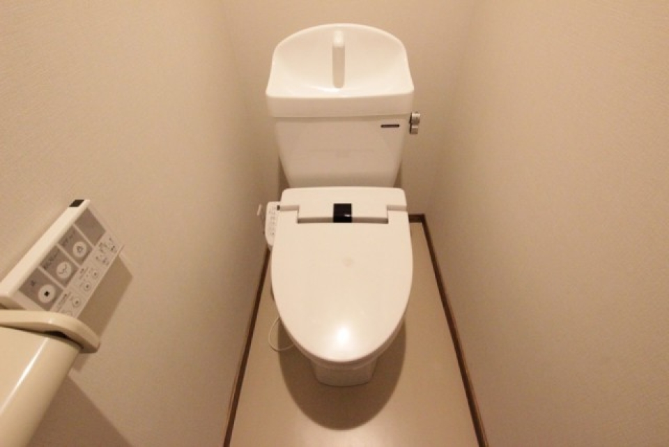 トイレはシャワートイレ。