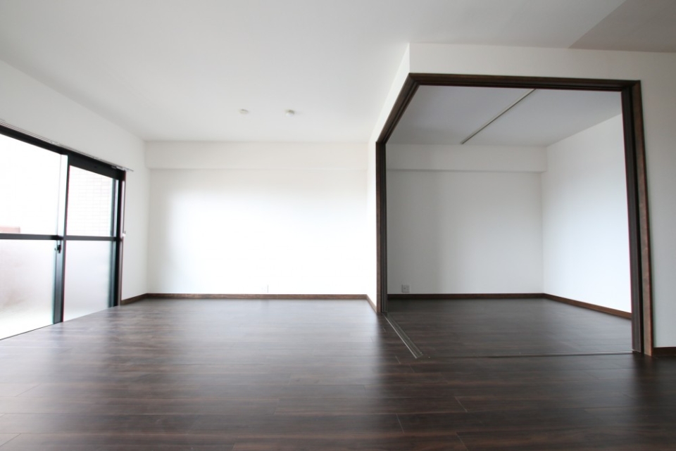 扉を開けると、4畳の部屋が。