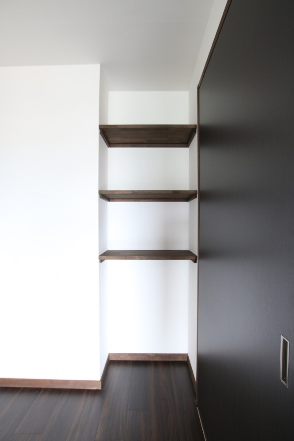 4畳の部屋には棚がついています。