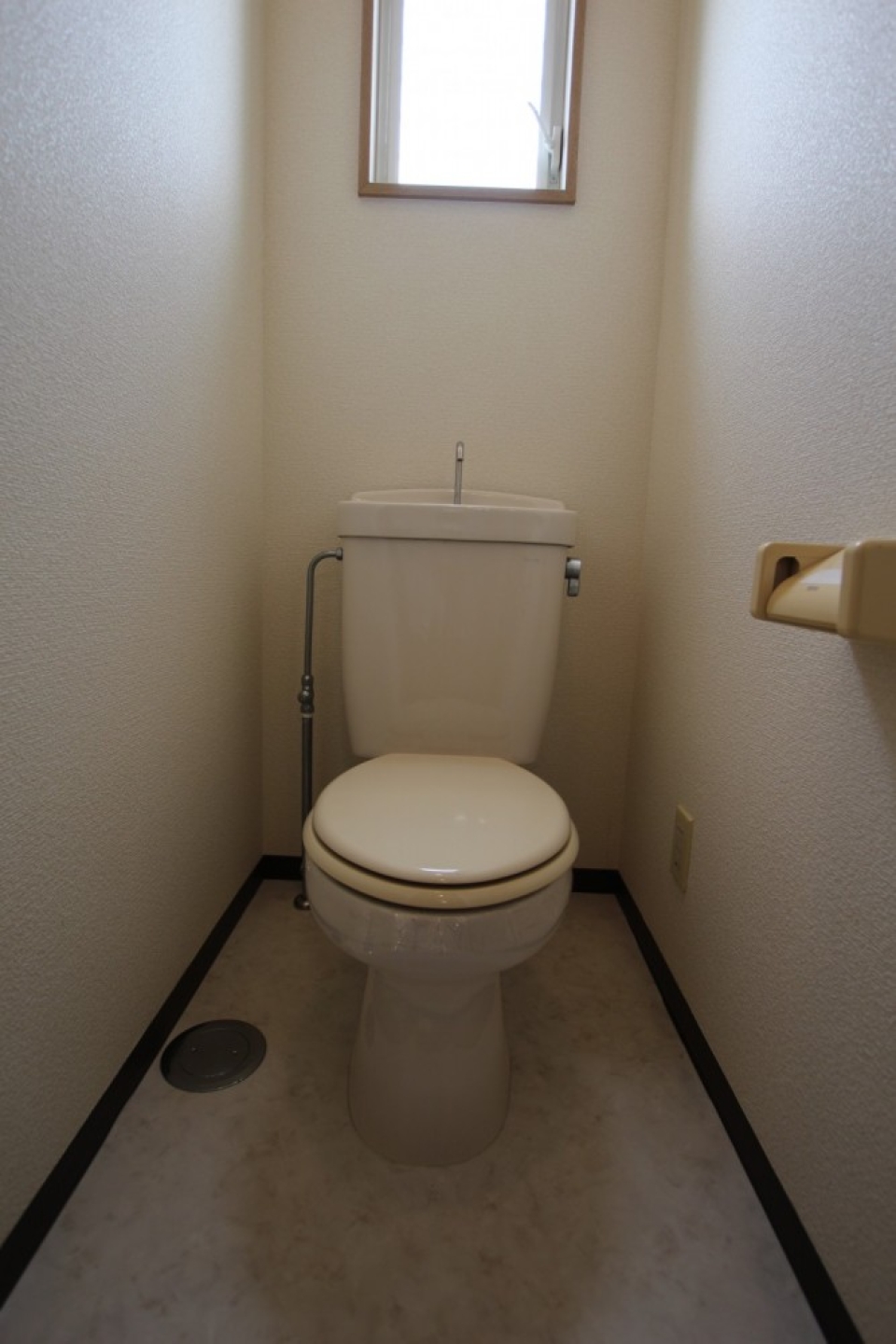 トイレにも窓があり明るいです。
