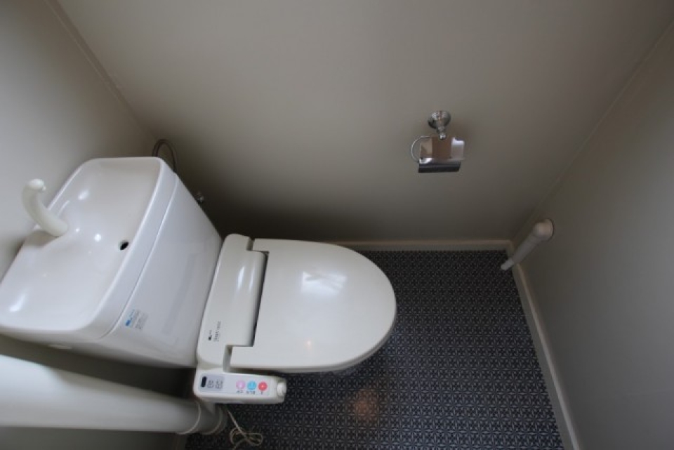 トイレにはシャワートイレを設置。