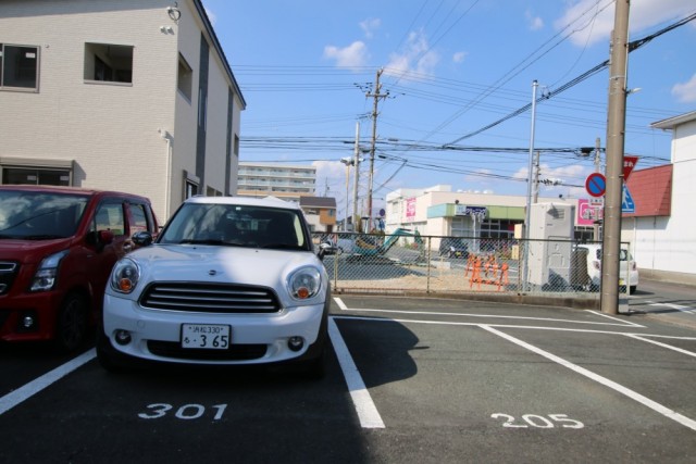 駐車場は少しタイト。