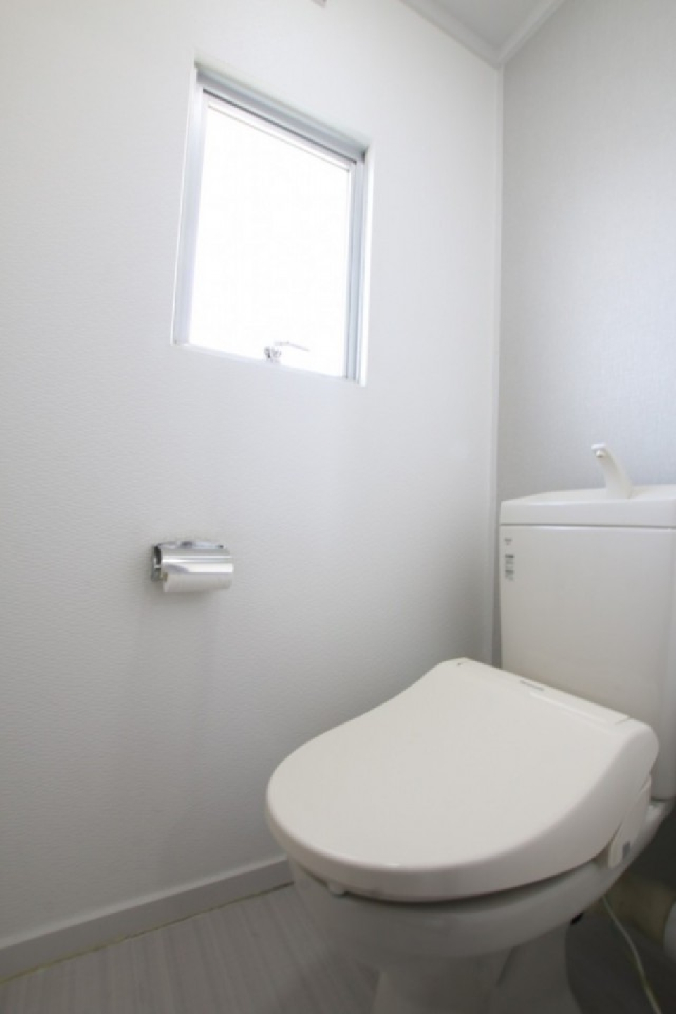 トイレもシンプルでよし。