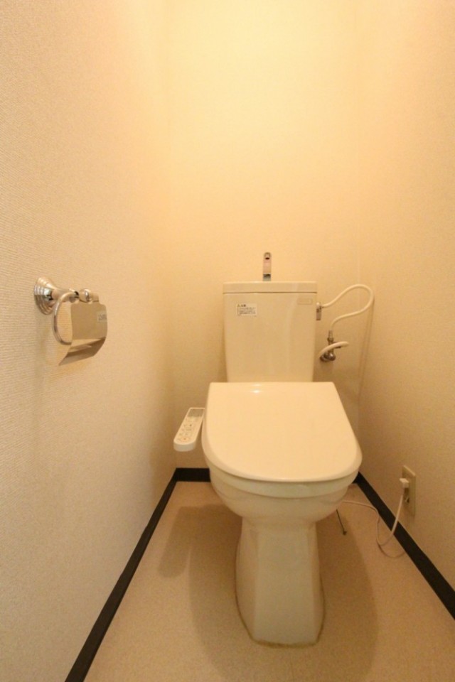 トイレはシャワートイレ付き。