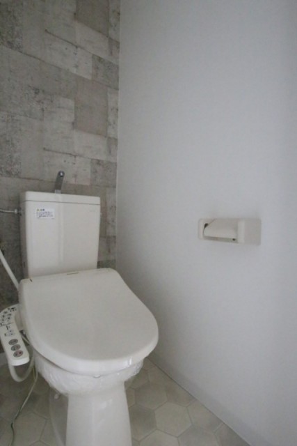 トイレはシャワートイレ付き。