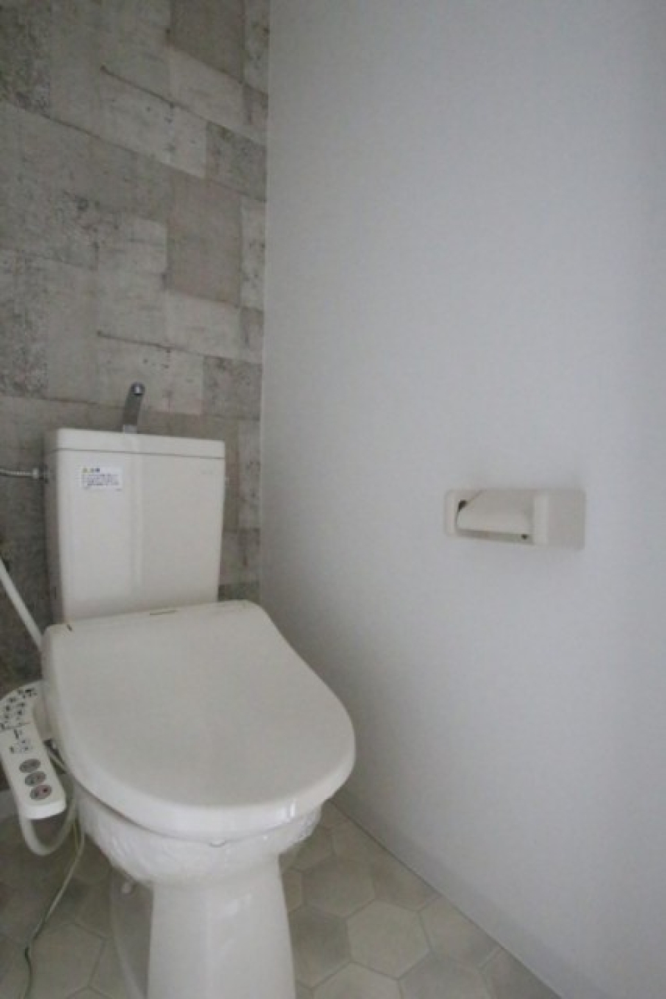 トイレはシャワートイレ付き。