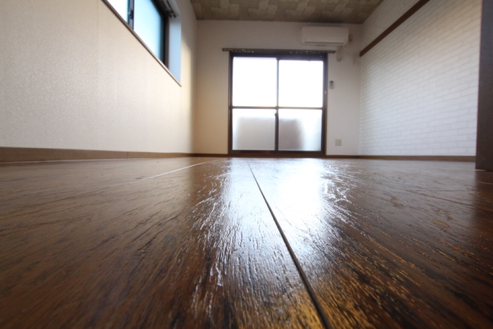 ヴィンテージ家具がマッチする床の色合い。