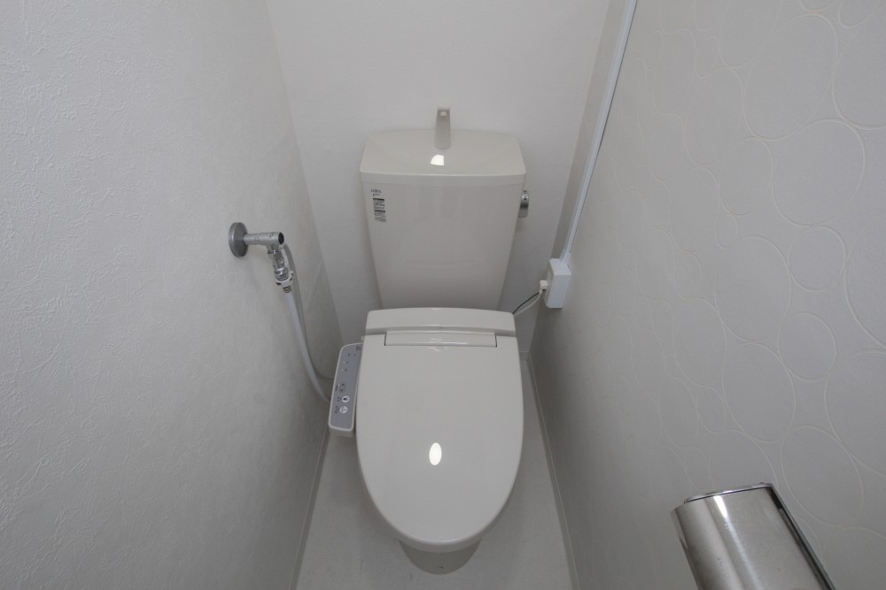 トイレにはシャワートイレ設置済み。