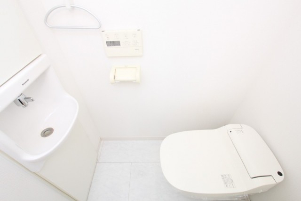 トイレはタンクレス、自動でトイレの蓋開閉します。