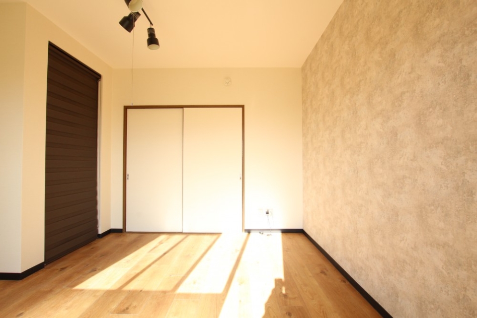 部屋の雰囲気は、落ち着いた空間です。