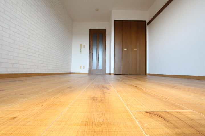木目調のフロアタイルを使用。