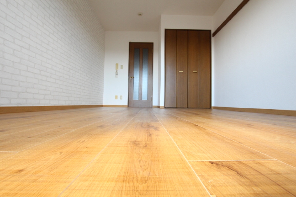 木目調のフロアタイルを使用。
