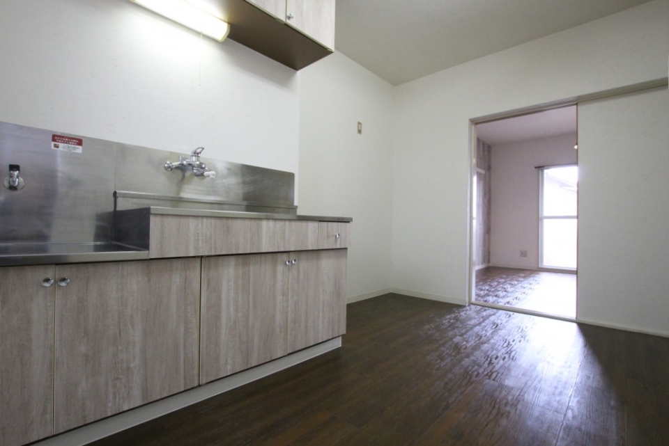 キッチンも部屋の雰囲気に合わせて収納扉をアレンジしてます