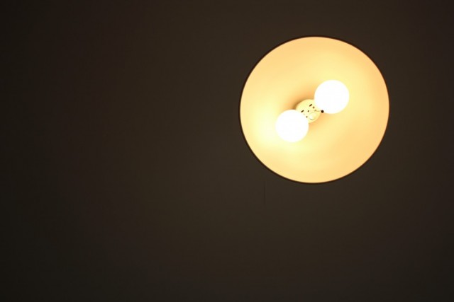 大きなペンダントライトが室内を照らす。