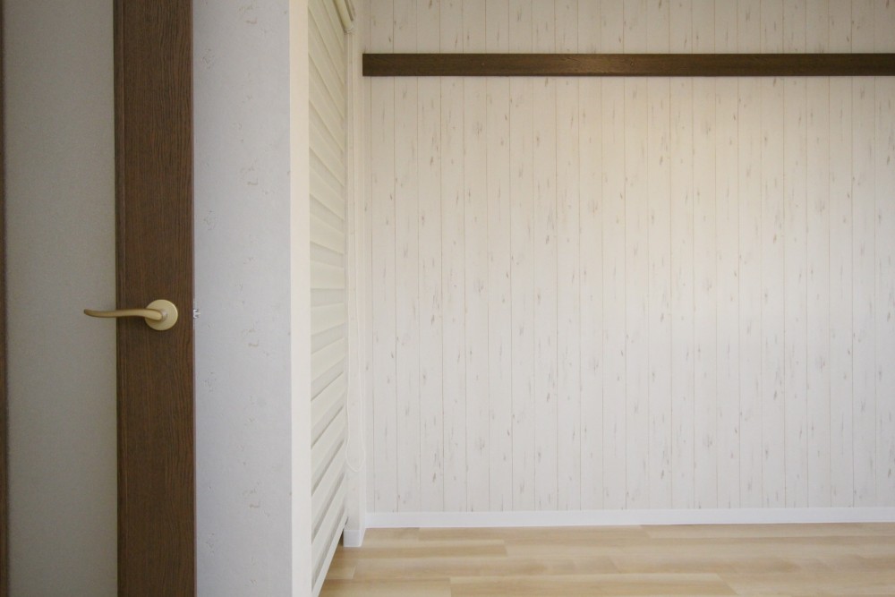 ペイントウッド調の壁が特徴のお部屋。