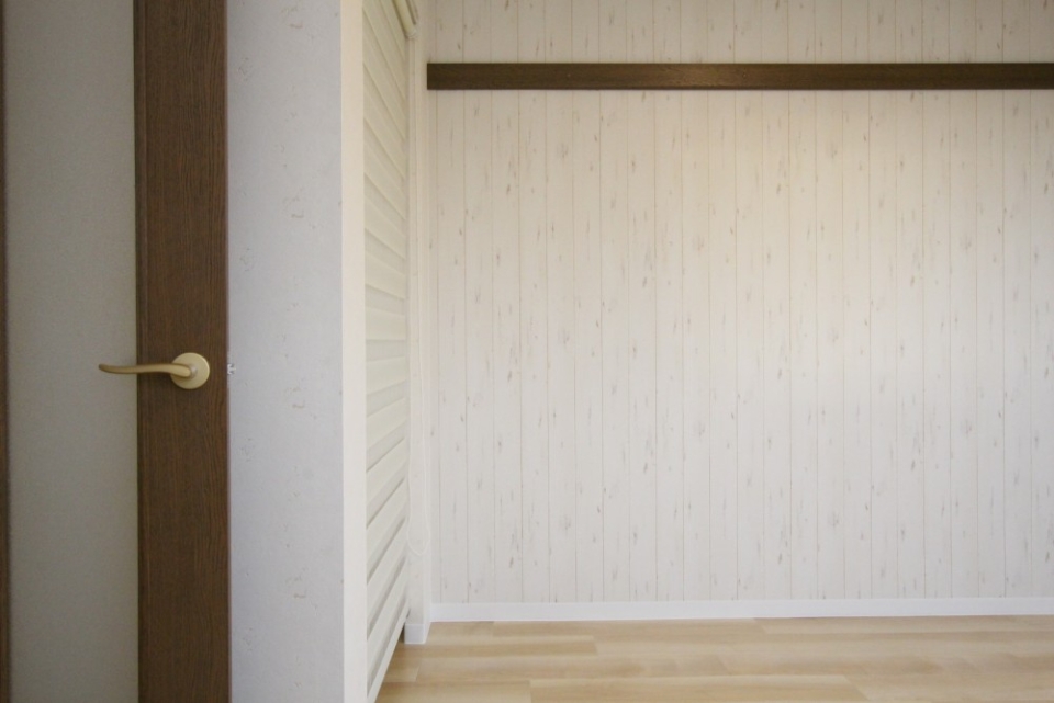 ペイントウッド調の壁が特徴のお部屋。
