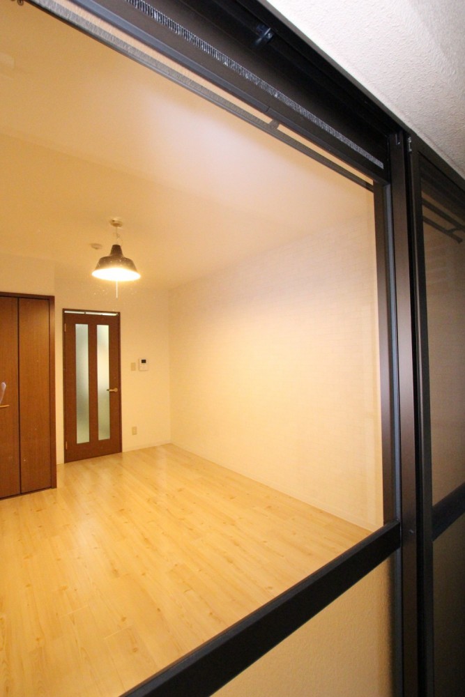 バルコニーから見るお部屋。