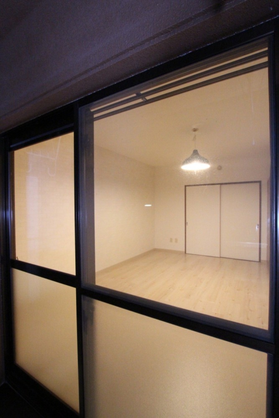 バルコニーから見るお部屋。