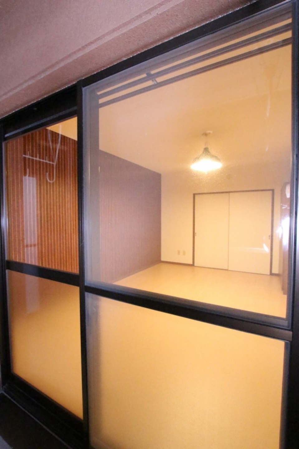 バルコニーから見るお部屋。