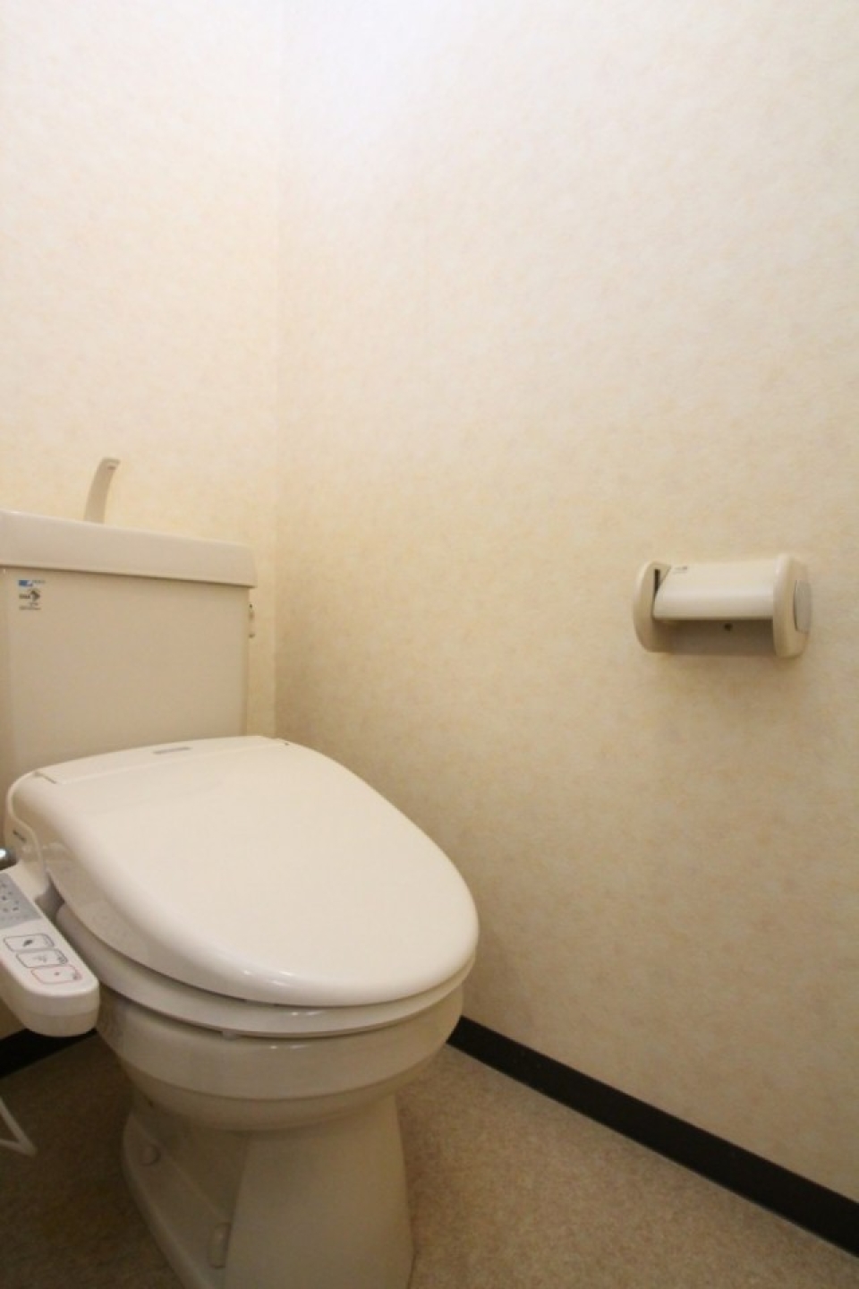 トイレはシャワートイレ付き。