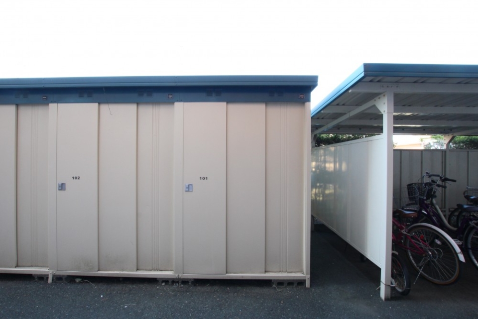 各戸に1つ専用物置が付いてます。