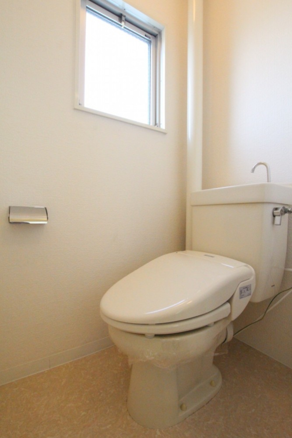 トイレはシャワートイレ付き。