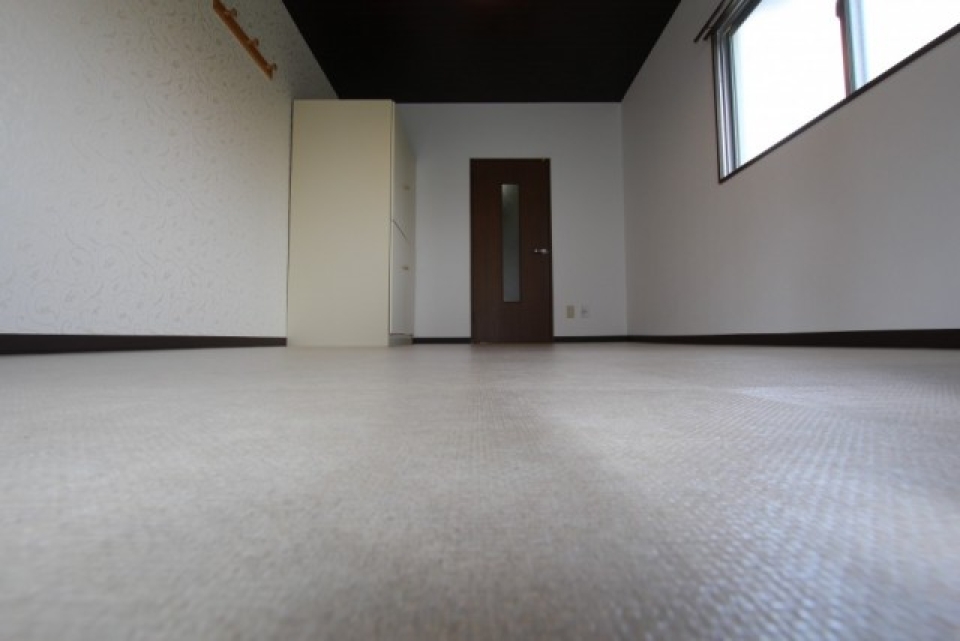気づけるか、壁と床のさりげない模様に。