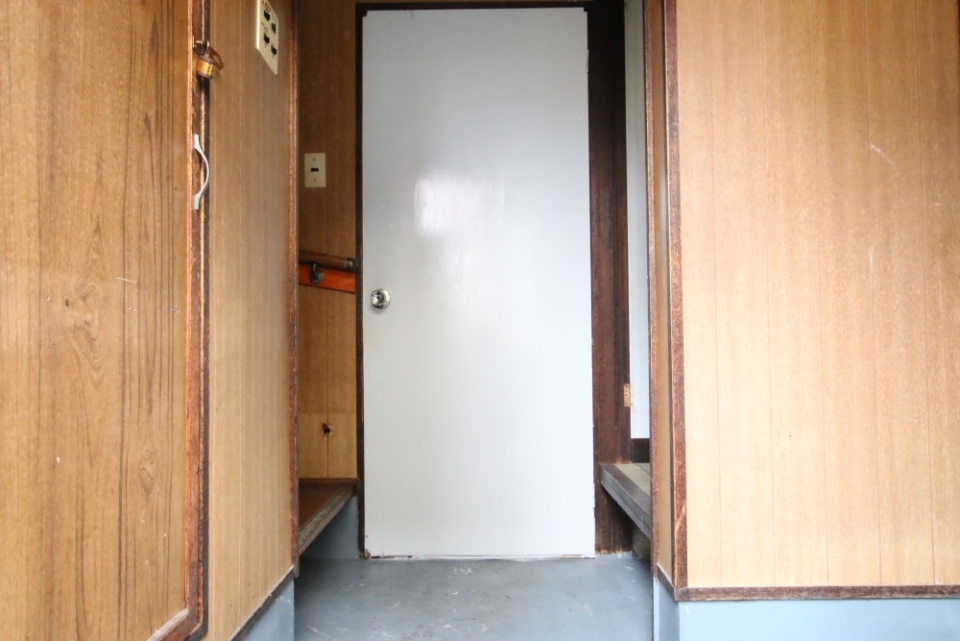 裏口から。左側に階段、右側にお風呂とトイレがあります。