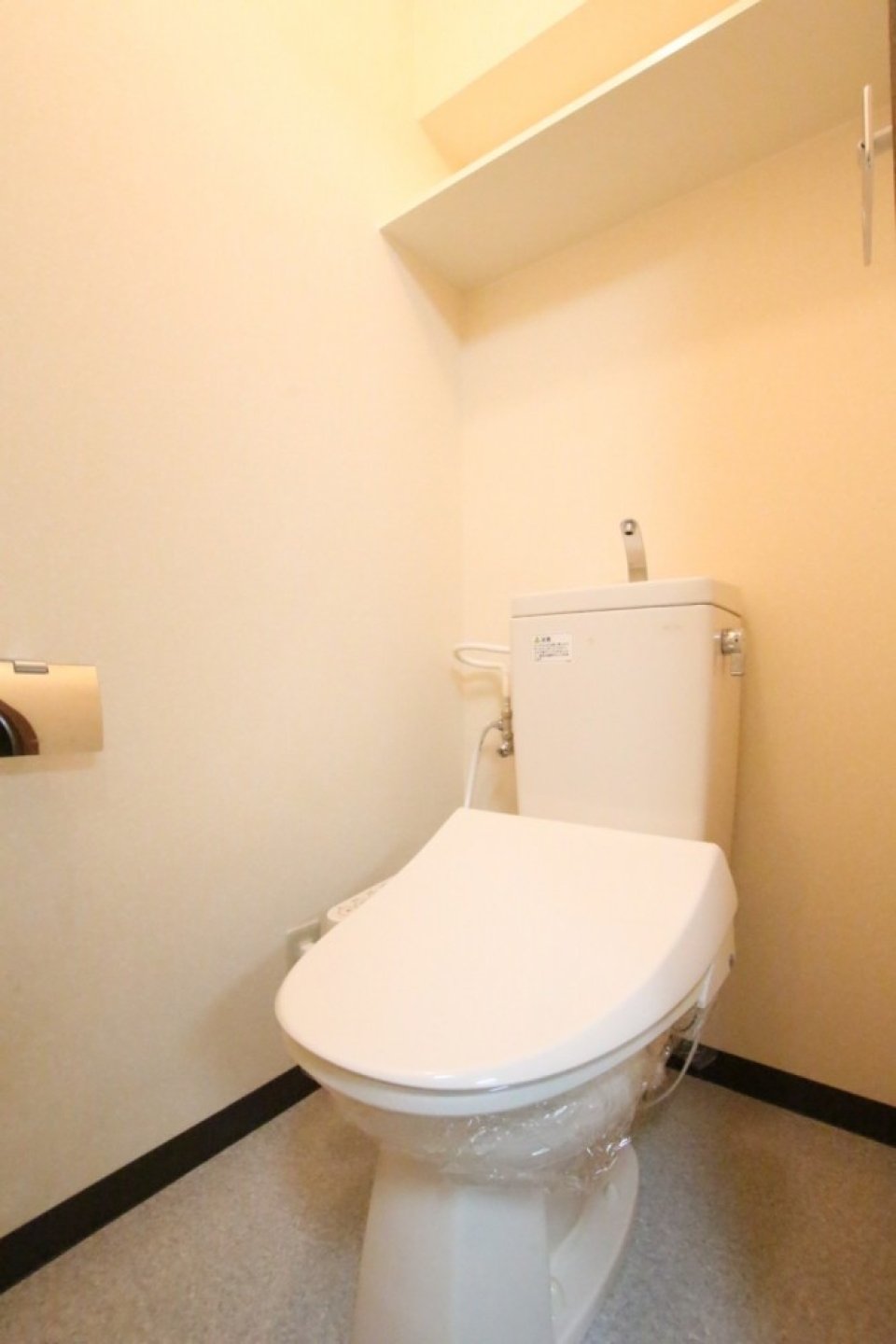 トイレはシャワートイレ付き。