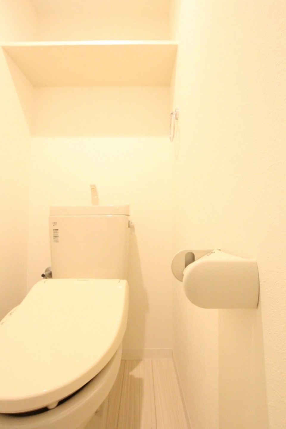 トイレはシャワートイレ付き。
